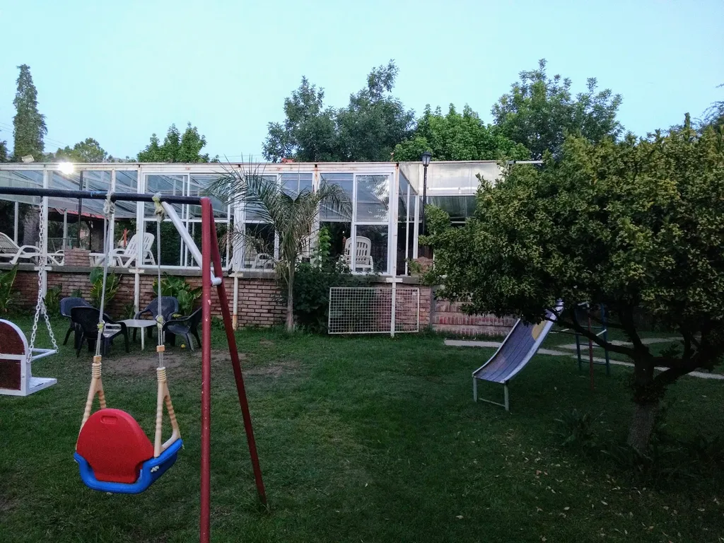 Parque con juegos para chicos frente a las cabañas, El Solar de las Sierras, Merlo
