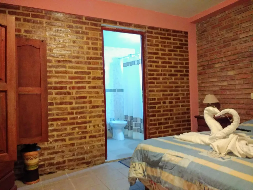 Suite con paredes de ladrillo y baño privado, El Solar de las Sierras, Merlo