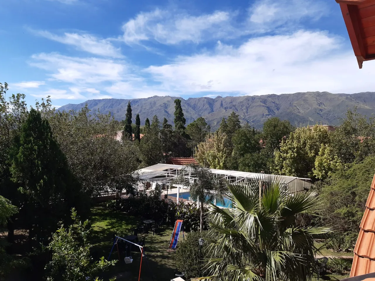 Vista a las sierras desde el complejo, con la pileta cubierta en el parque